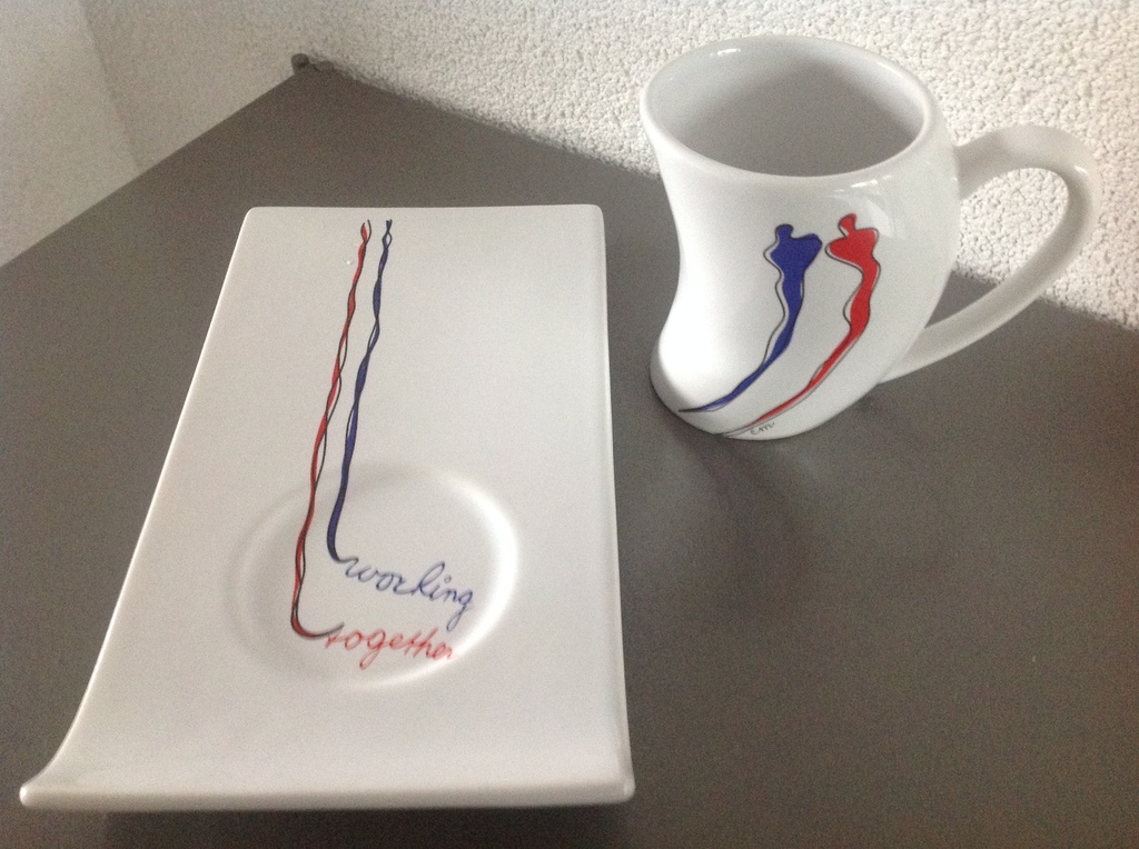 Corry Ammerlaan-van Niekerk: twee porseleinen kop en schotels, working together. kopen? Bied vanaf 13!