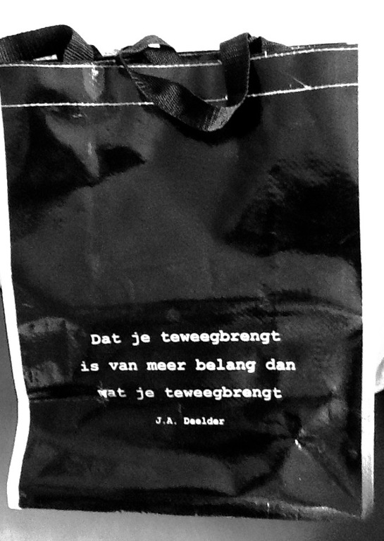 Jules Deelder en Roger Raveel, 2 kunst tassen, plastic kopen? Bied vanaf 10!