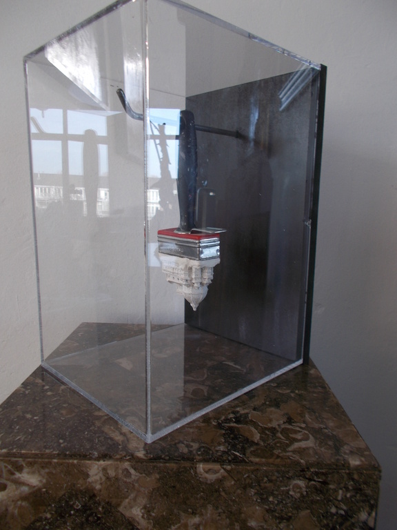  Kwast met miniatuur in pespex kast,Arjen.Lancel.1994 verkocht voor € 185!