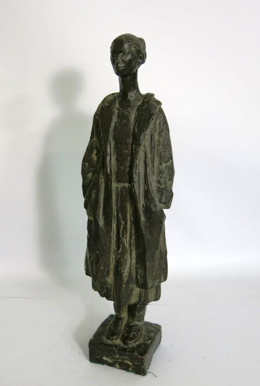 Jos Oehlen: Brons, Staande vrouw in lange mantel verkocht voor € 760!