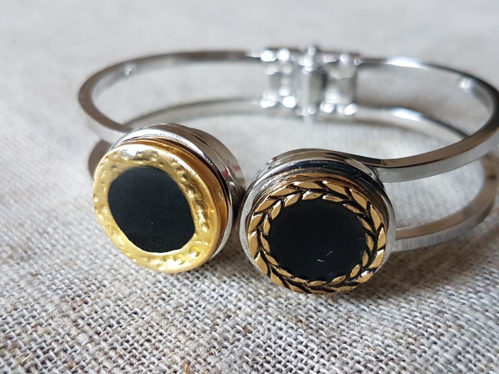 Armband met knop Gianni Versace kopen? Bied vanaf 1!