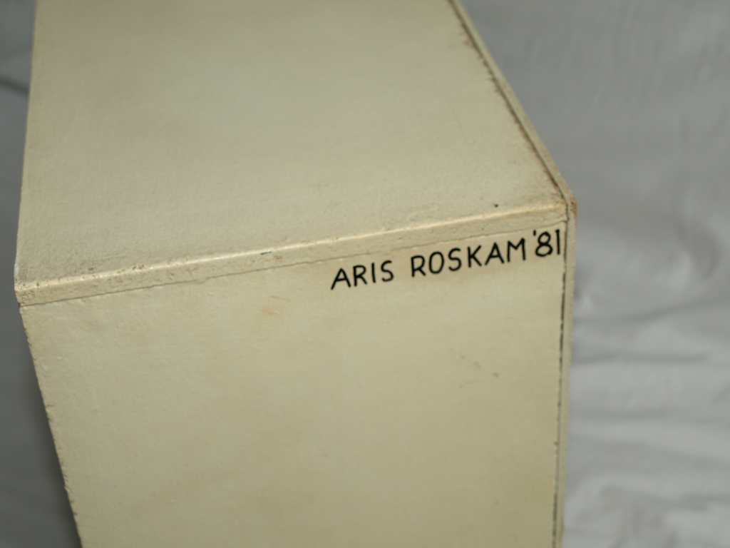 Aris Roskam : Beelden in kabinetkast – De Cricketbal – gesigneerd – 1981 kopen? Bied vanaf 30!