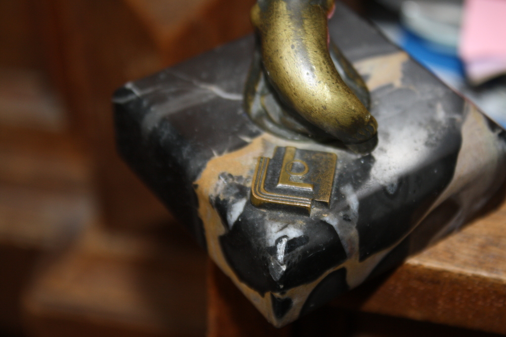 BRONZEN ART DECO ZEEHOND MET BAL kopen? Bied vanaf 80!