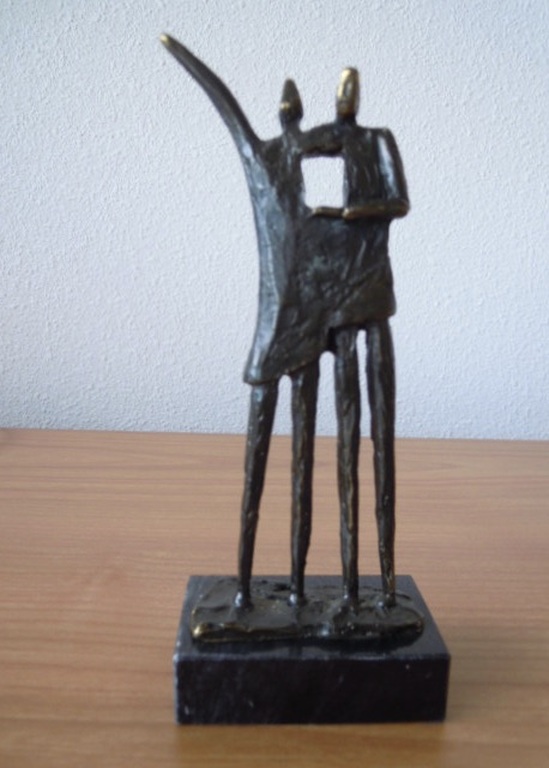 Massief bronzen beeld 18 cm hoog inclusief sokkel. verkocht voor € 55!