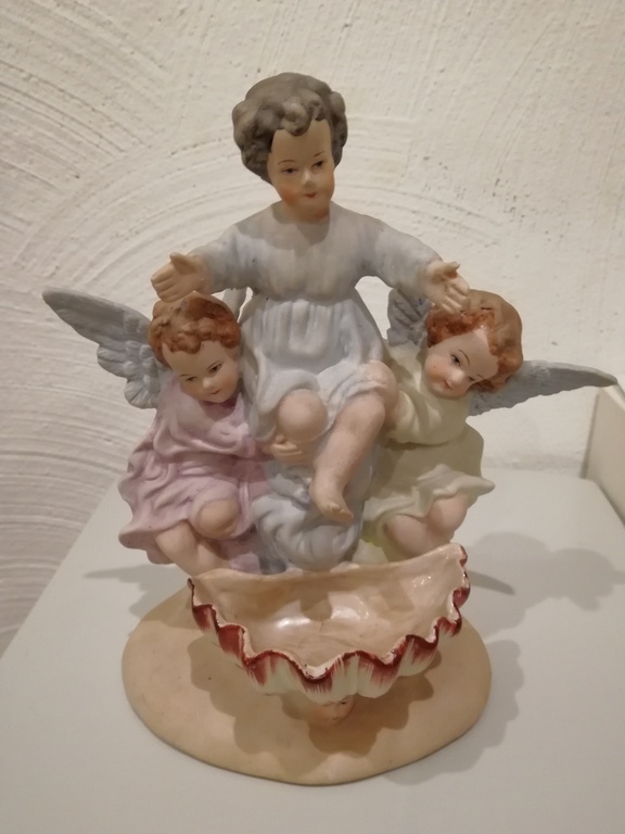 prachtig wijwater vaatje met engeltjes,van MEISSEN verkocht voor € 40!