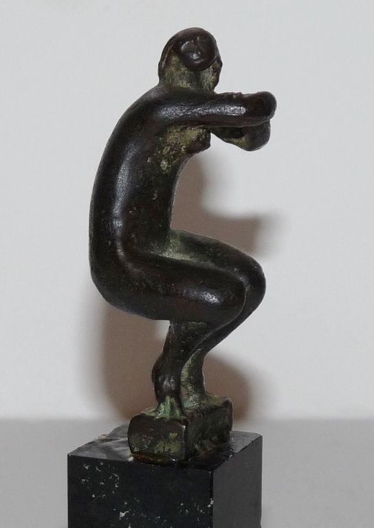Piet van Heerden, Bronzen beeld op marmeren sokkel, Gehurkt naakt verkocht voor € 195!