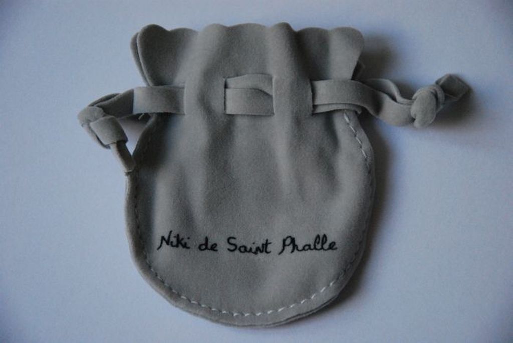 Niki de Saint Phalle: Mi-Femme Mi-Ange - broche/hanger - 1984. kopen? Bied vanaf 135!