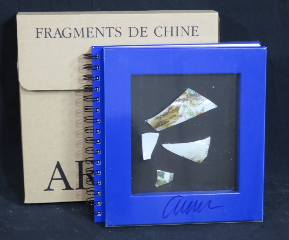 Arman: Catalogus met origineel Chinees porselein op de cover, Fragments de Chine verkocht voor € 100!