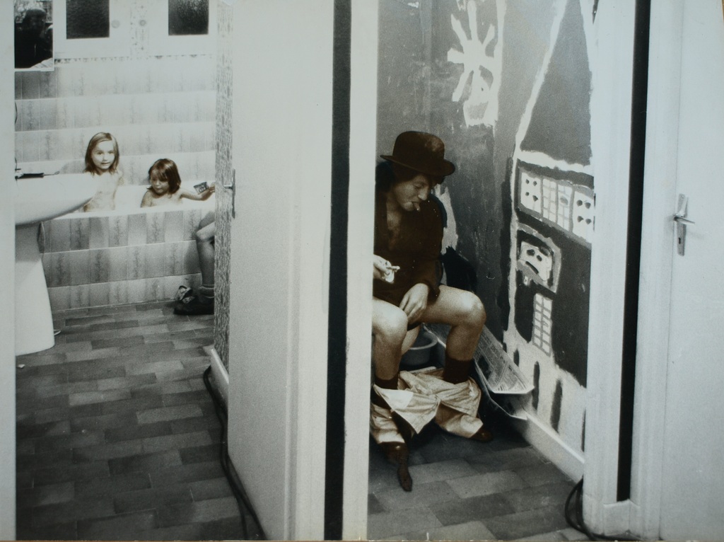Kim Camba : Foto ‘Man op toilet’ - gelatinezilverdruk, 1973, oplage 18 ex. kopen? Bied vanaf 1!