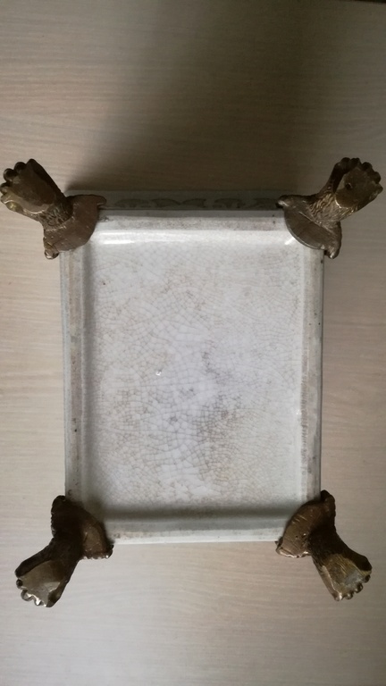Art Nouveau, gedecoreerde keramieken pot op messing pootjes met fiance glazuur kopen? Bied vanaf 20!