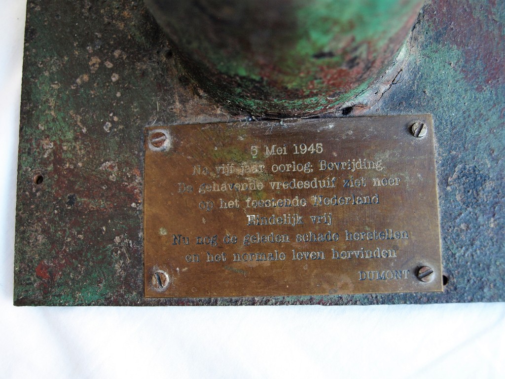 Dumont / Leo van den Berg: Beeld – De gehavende Vredesduif –Bevrijding'45  kopen? Bied vanaf 550!