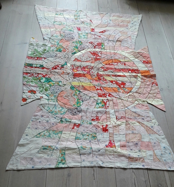 Peter Lem  : Textielwerk met Symbolische figuren , Kimono model  kopen? Bied vanaf 80!