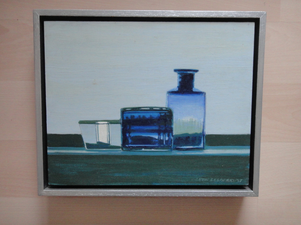 Leon Zeldenrust, acrylverf op paneel, stilleven met de titel 'glas in blauw'. kopen? Bied vanaf 125!