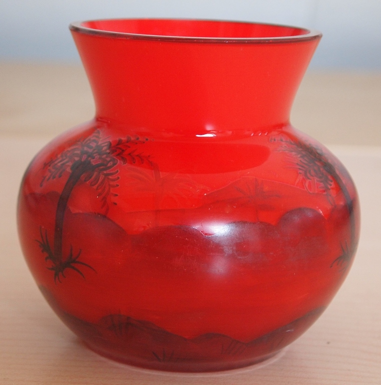 Boheems glazen Tango vaasje met emaille decor van een oase landschap kopen? Bied vanaf 20!