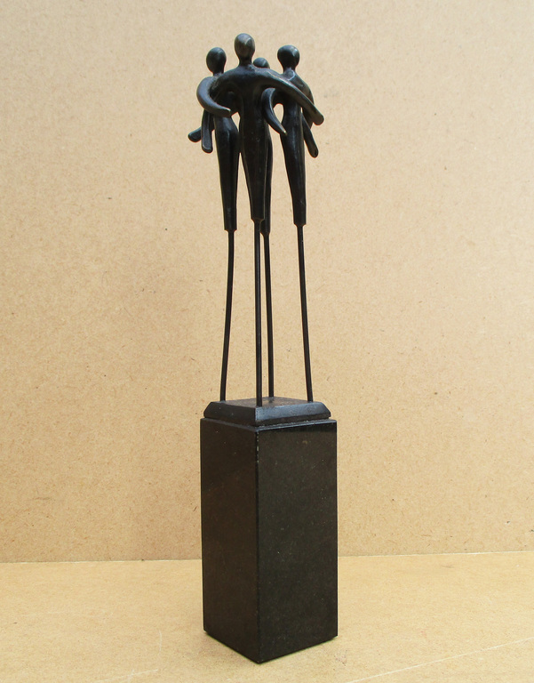 Corrie Ammerlaan-van Niekerk: figuratief beeldje op sokkel kopen? Bied vanaf 15!