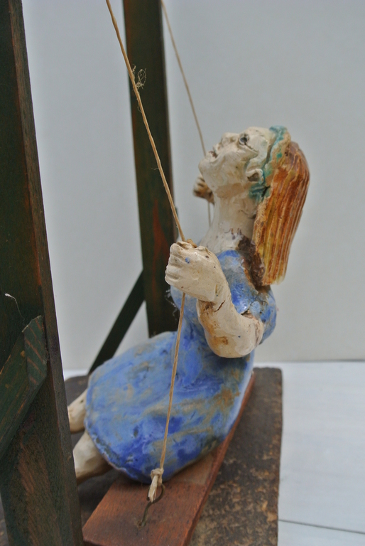 HARM KAMERLINGH ONNES.  Keramiek.  Meisje op schommel.  MUSEUMSTUK kopen? Bied vanaf 2450!