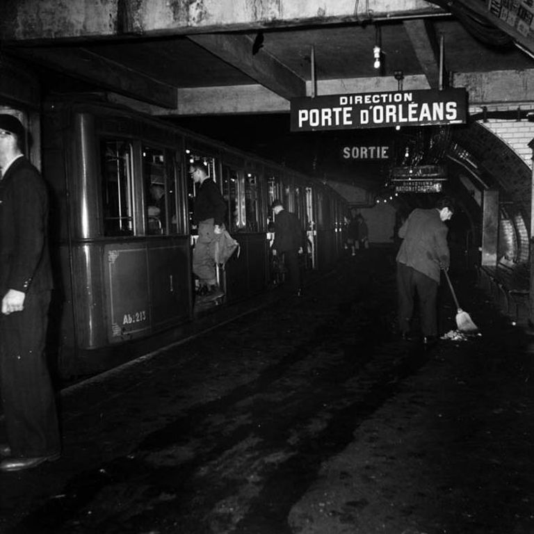 Kees Scherer (1920-1993) - Metrostation Porte d'Orléans - Parijs ca. 1954-1962 verkocht voor € 35!