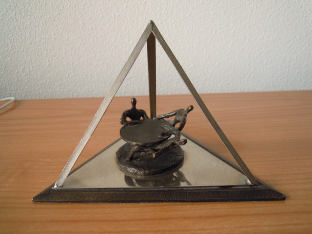 Bronzen beeldje van CORRY AMMERLAAN 17 cm breed en  13 cm hoog. kopen? Bied vanaf 20!