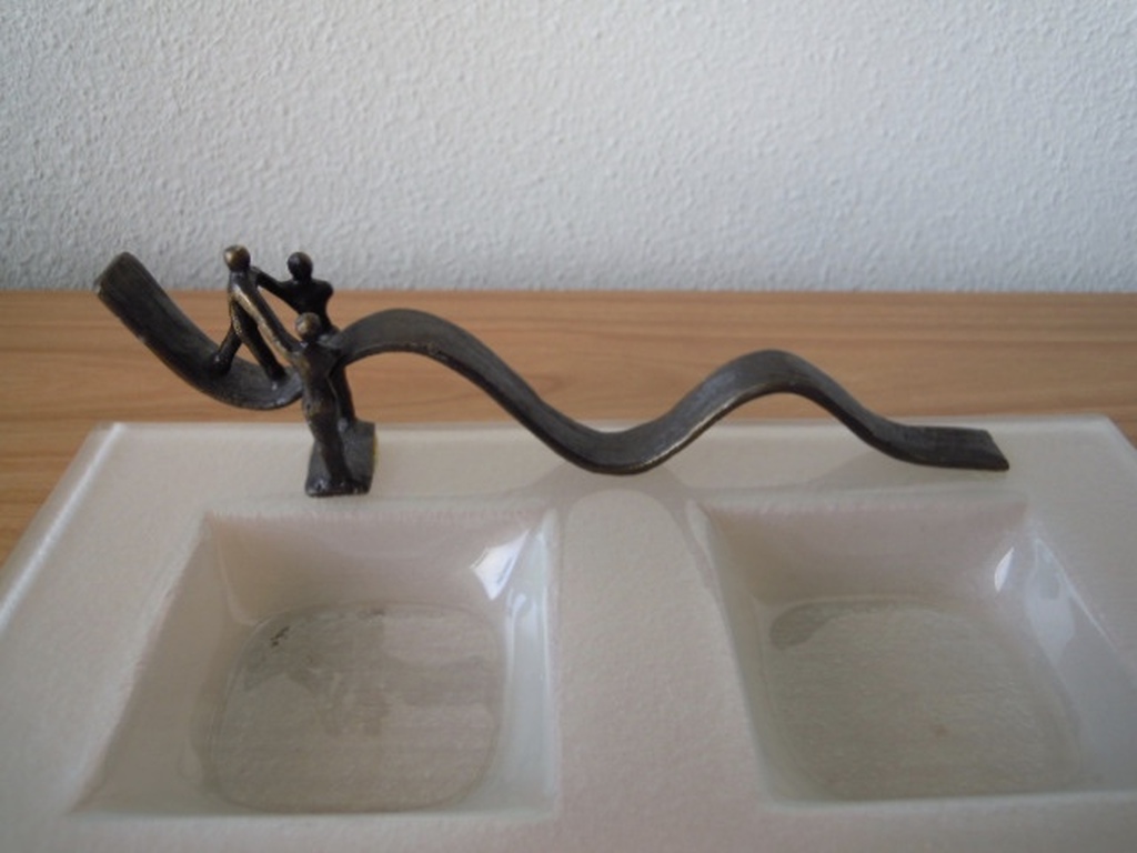 Glazen schaal met bronzen kunstwerkje van CORRY AMMERLAAN - 24 X 14 cm. kopen? Bied vanaf 15!