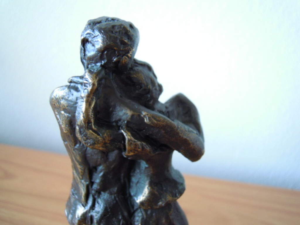 Zwaar bronzen beeld man en vrouw - 17 cm hoog - waarschijnlijk Astrid Veldhuyzen verkocht voor € 45!