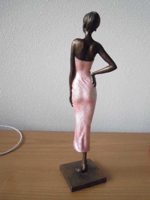 Prachtig beeld van jonge vrouw 26 cm hoog - gesigneerd AE kopen? Bied vanaf 35!