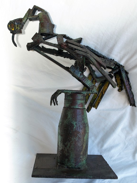 Dumont / Leo van den Berg: Beeld – De gehavende Vredesduif –Bevrijding'45  kopen? Bied vanaf 550!