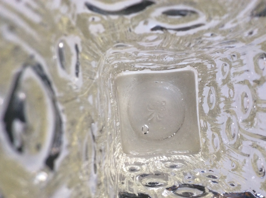 Ongespecificeerd - Frankrijk? Blok vaas met reliëf  kopen? Bied vanaf 1!