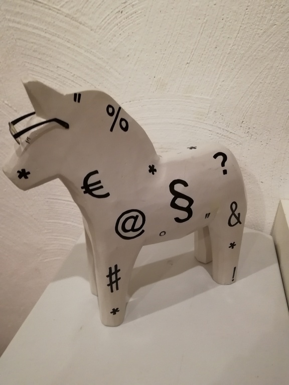 massief houten paard met bril  kopen? Bied vanaf 20!