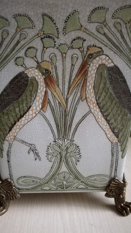 Art Nouveau, gedecoreerde keramieken pot op messing pootjes met fiance glazuur kopen? Bied vanaf 20!