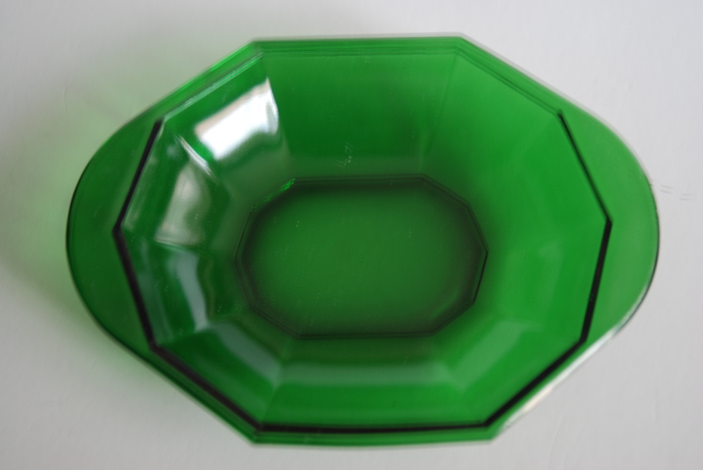 K.P.C. De Bazel voor Glasfabriek Leerdam - tienhoekige groene persglas schaal. kopen? Bied vanaf 24!