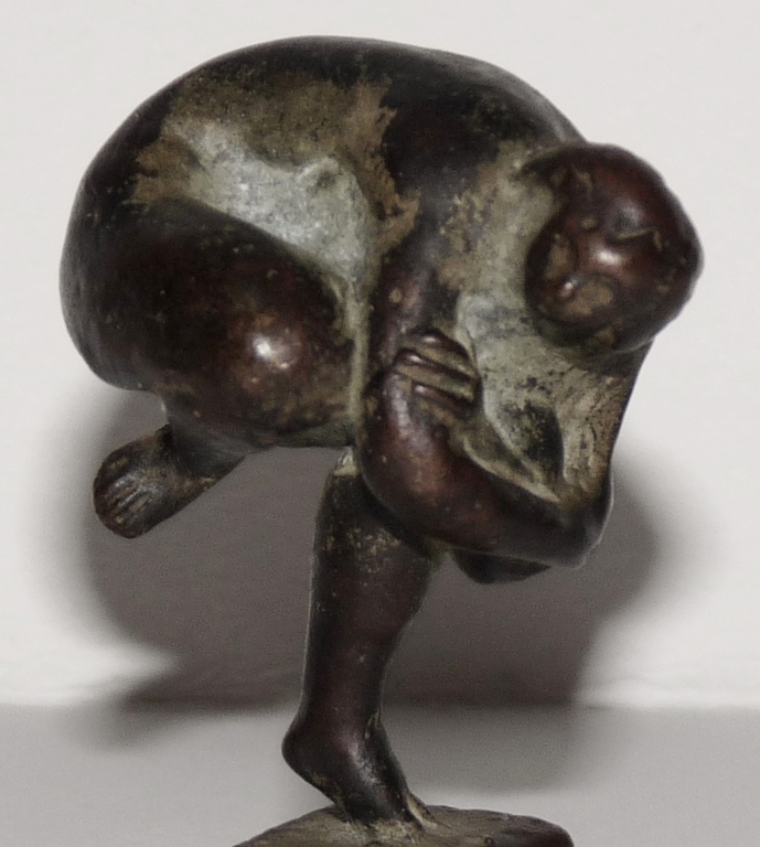 Piet van Heerden, Bronzen beeld op sokkel, Gehurkte vrouw, staand op een been kopen? Bied vanaf 195!