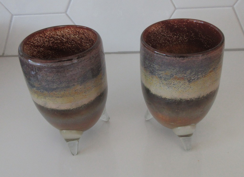 Twee kunstglazen waxinelichthouders op driepoot kopen? Bied vanaf 1!