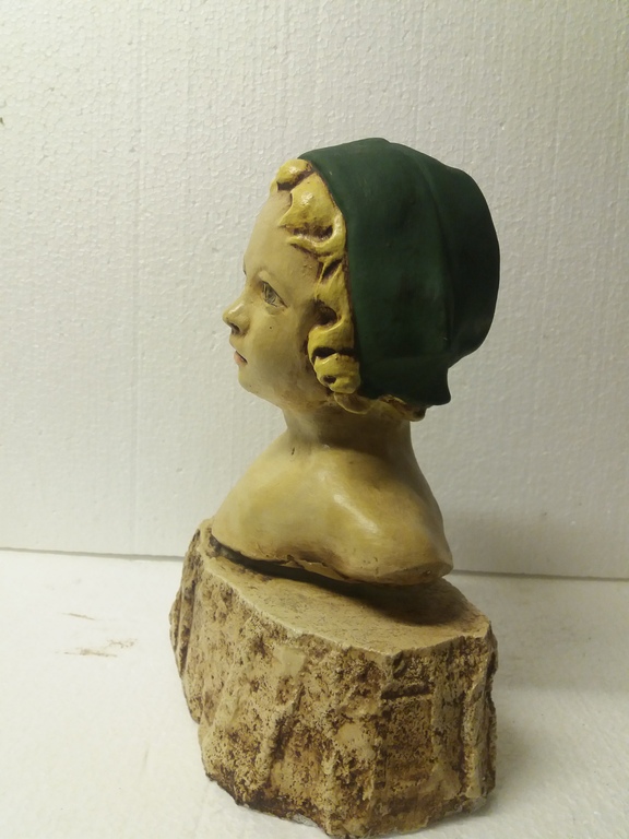 Een polychroom beschilderde gipsen buste van een jonge vrouw, kopen? Bied vanaf 1!