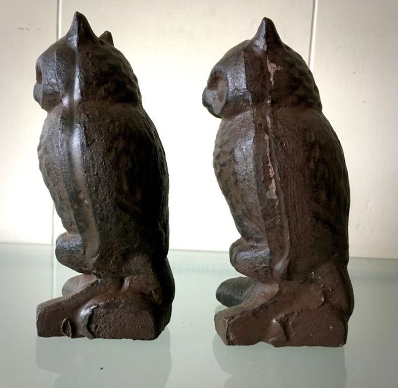Twee stilistische gietijzeren sculpturen: Uilen - 1ste helft 20e eeuw Frankrijk kopen? Bied vanaf 19!