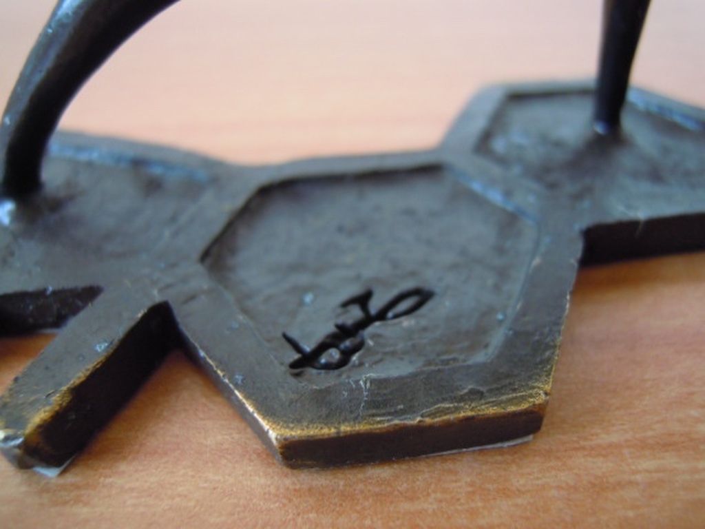 Bronzen beeldje gesigneerd JB - 13 breed X 7 cm hoog.  kopen? Bied vanaf 20!