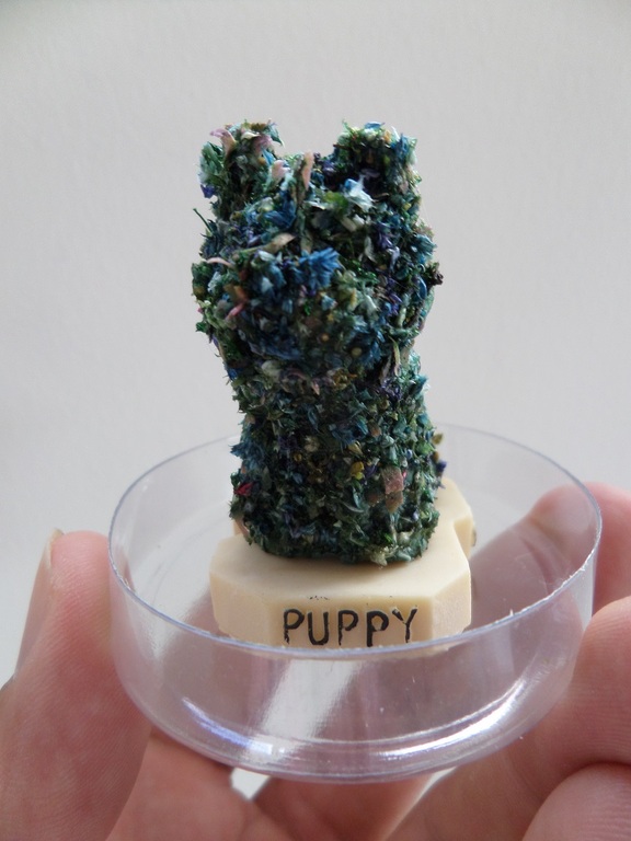 Jeff Koons, Mini Puppy 1992, 5,8 cm hoog, handgemaakt met droogbloemen, zeldzaam kopen? Bied vanaf 1!