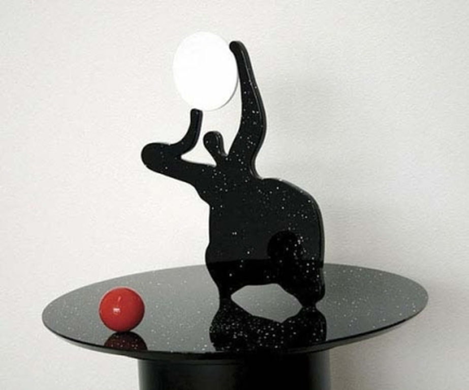 HIV Ontrafelen veiling: Rotraut: Sculptuur, beschilderd aluminium: Playing with verkocht voor € 3000!