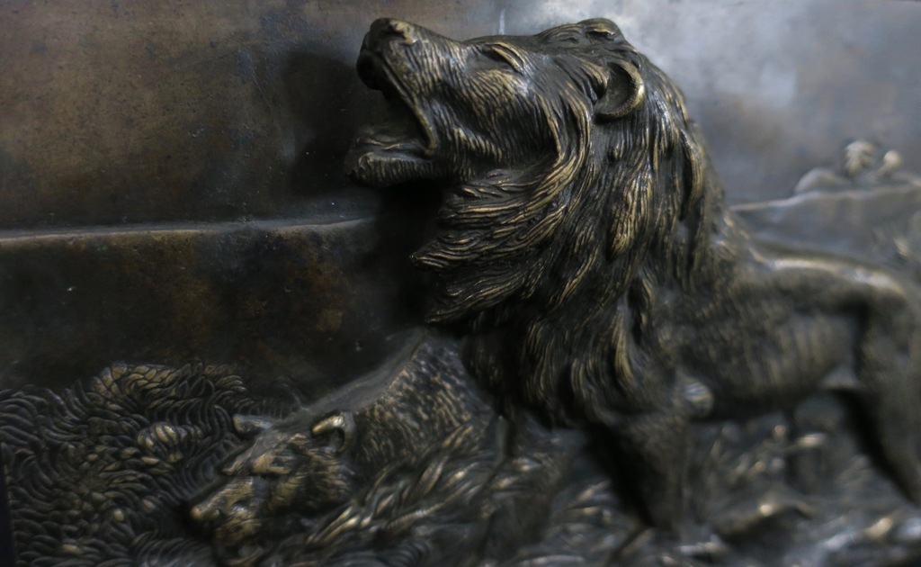 19e-Eeuws Bronzen (hoog)relief: Twee leeuwen in een landschap kopen? Bied vanaf 1!