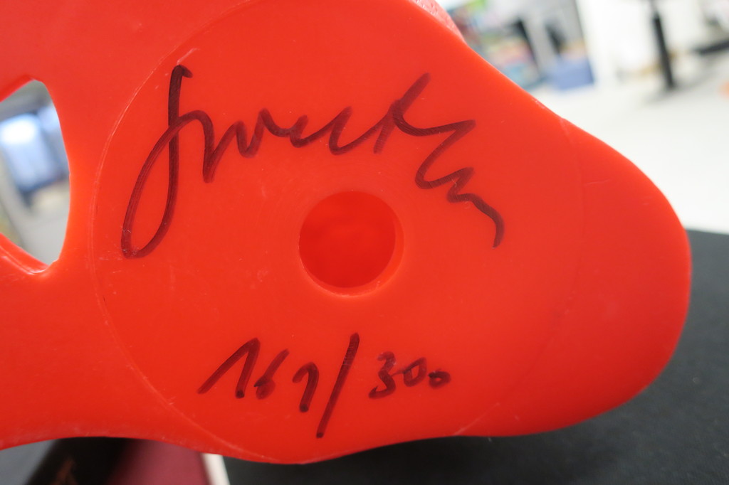 William Sweetlove: Gerecycled plastic, Penguin met waterfles rood kopen? Bied vanaf 220!