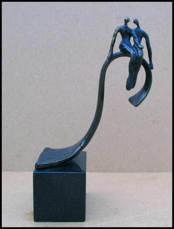 Corrie Ammerlaan-van Niekerk: verbronsd beeldje van 2 geliefden op een golf kopen? Bied vanaf 15!