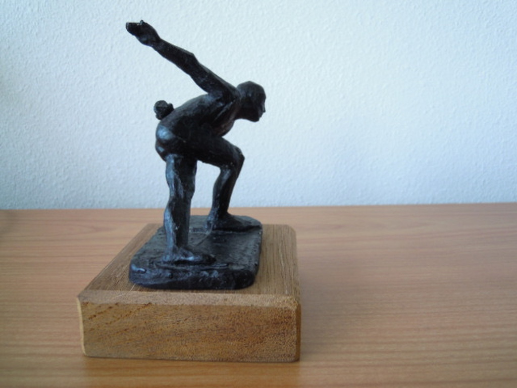 Prachtig beeldje van SCHAATSER 15 cm hoog - gesigneerd HJ kopen? Bied vanaf 1!