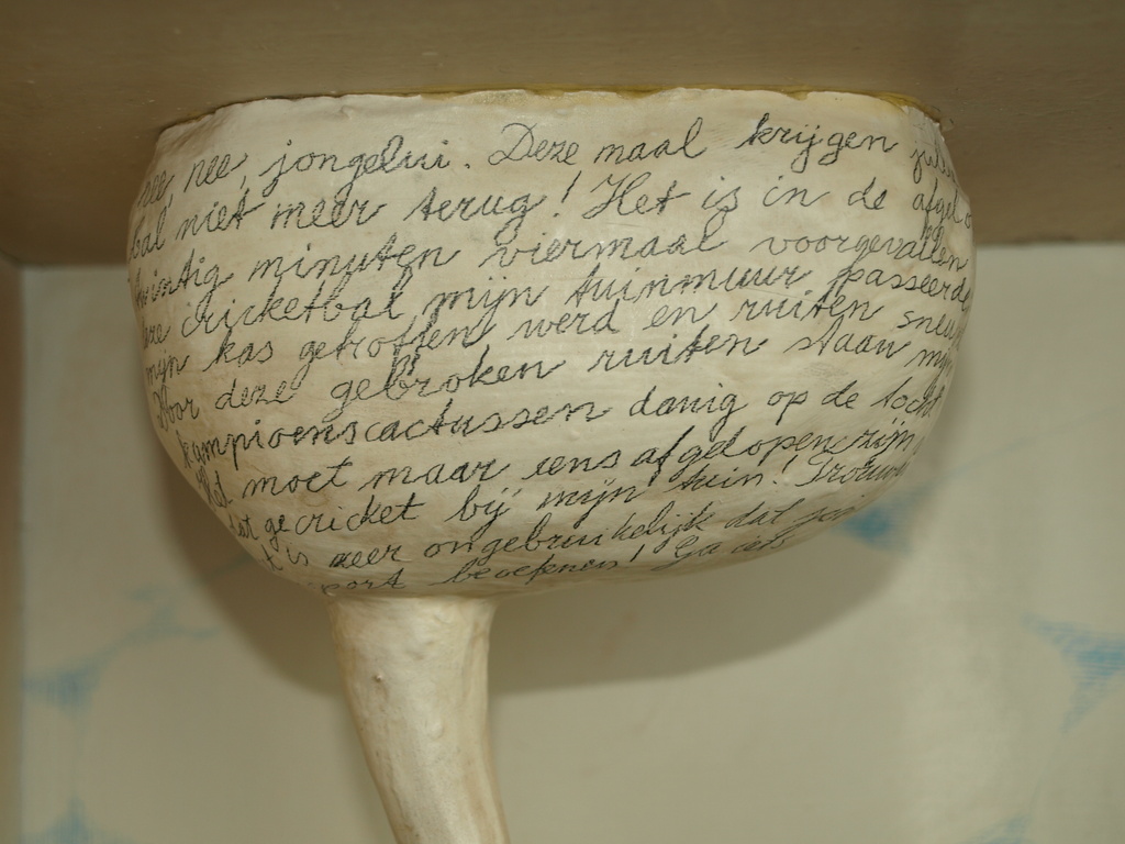 Aris Roskam : Beelden in kabinetkast – De Cricketbal – gesigneerd – 1981 kopen? Bied vanaf 30!