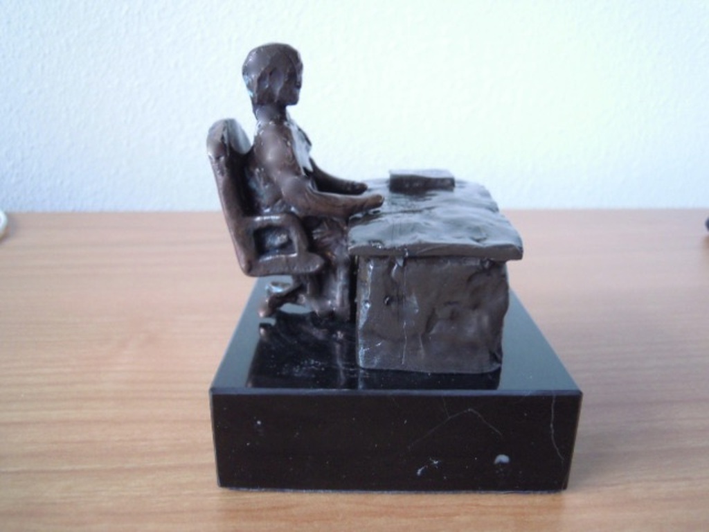 Bronzen beeldje - persoon aan bureau - 1765 gram - kunstenaar onbekend - 12 cm. kopen? Bied vanaf 35!