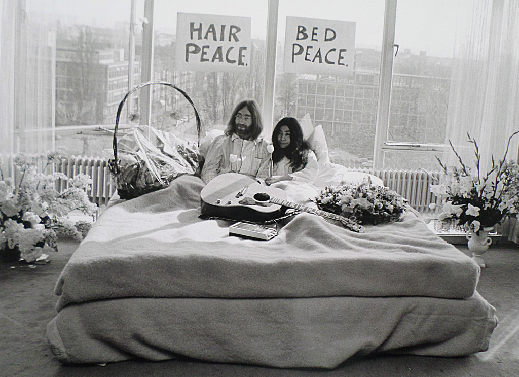 Nico Koster - Bed peace, foto, gesigneerd en genummerd kopen? Bied vanaf 200!