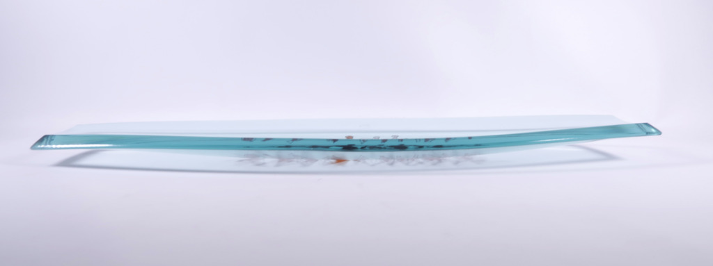 Glazen schaal met twee metalen sculpturen in houten bewaarbox met documentatie kopen? Bied vanaf 1!