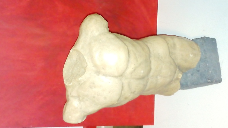 Gipsen mannelijk torso van 41x30 cm. Gesigneerd.  kopen? Bied vanaf 50!