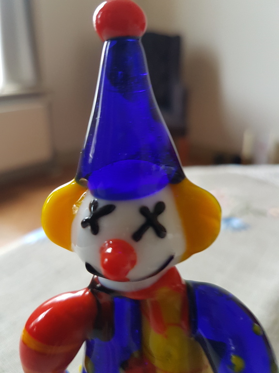 Clown in multicolor glas kopen? Bied vanaf 4!
