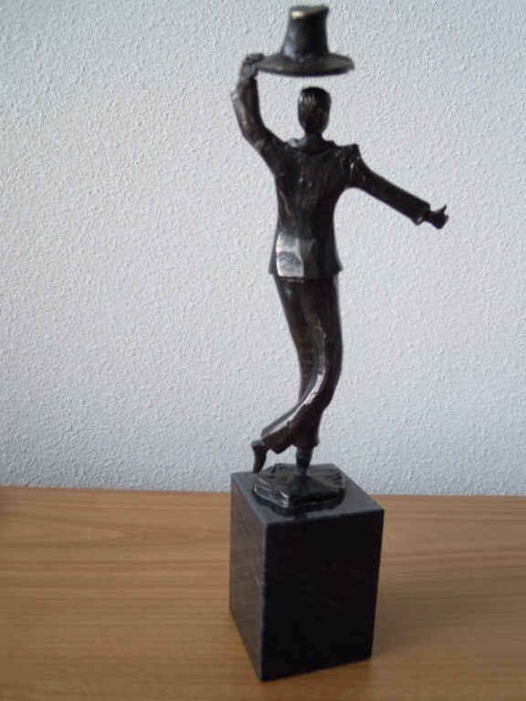 Zwaar bronzen gesigneerd beeld man met hoed op marmeren sokkel - 26 cm hoog. kopen? Bied vanaf 45!