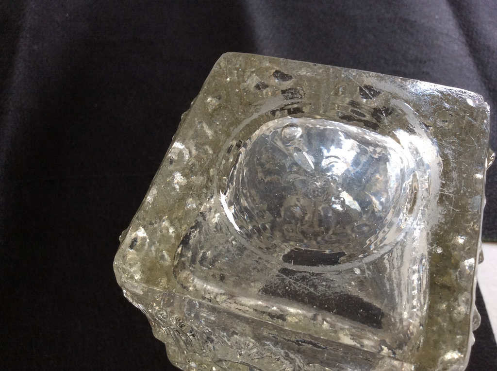 Ongespecificeerd - Frankrijk? Blok vaas met reliëf  kopen? Bied vanaf 1!