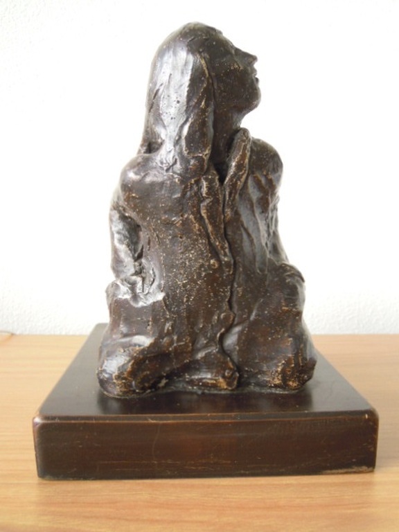 Hand gemaakt beeld -  vrouw -26 cm op houten sokkel - niet gesigneerd. kopen? Bied vanaf 25!